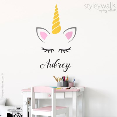 מדבקת קיר לחדרי בנות חד קרן פוני עם שם