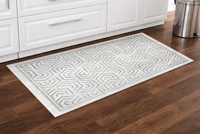 שטיח פי וי סי למטבח בעיצוב קווים גיאומטריים בגווני אפור בהיר