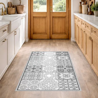 שטיח פי וי סי למטבח בעיצוב אריחים מרוקאים שחור לבן אפור