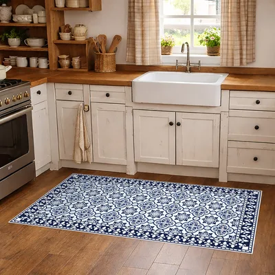 שטיח PVC למטבח בעיצוב אריחים כחול לבן בסגנון אזולז’ו קלאסי