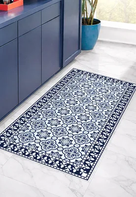 שטיח PVC למטבח בעיצוב אריחים כחול לבן בסגנון אזולז’ו קלאסי