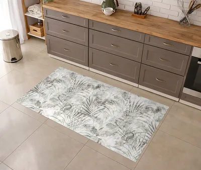 שטיח פי וי סי למטבח בעיצוב עלים טרופיים בגוונים טבעיים