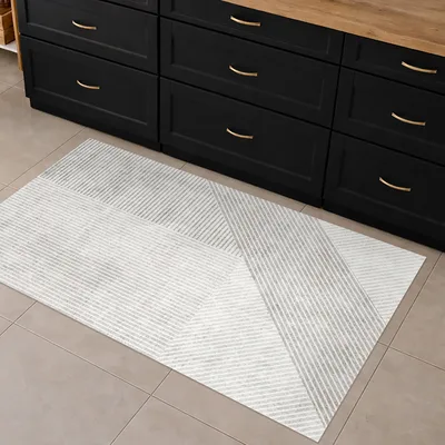 שטיח פי וי סי בעיצוב קווים גאומטריים בהירים