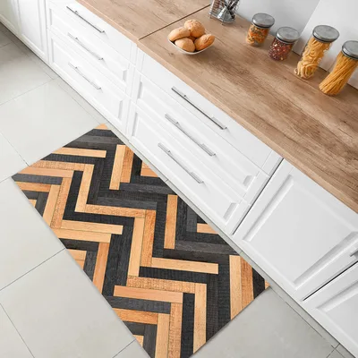 שטיח PVC למטבח דמוי פרקט פישבון שחור ועץ