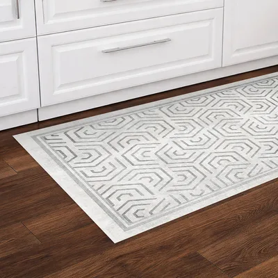 שטיח פי וי סי למטבח בעיצוב קווים גיאומטריים בגווני אפור בהיר