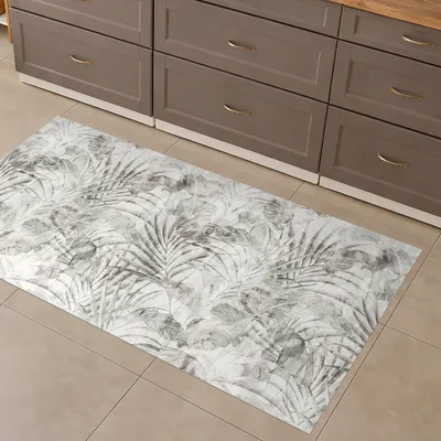 שטיח פי וי סי למטבח בעיצוב עלים טרופיים בגוונים טבעיים